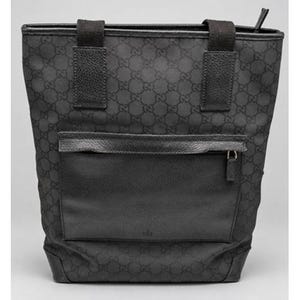 Puede incluir: Un bolso tote negro con un patrón de monograma GG tonal repetido en todo el cuerpo. El bolso incluye dos asas superiores negras, un bolsillo exterior frontal grande con cierre de cremallera horizontal y detalles de cuero negro texturizado.