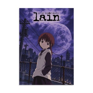 Può includere: Un poster con il testo serial experiments lain e un personaggio anime che indossa una felpa bianca e una maglia scura su un tetto. Lo sfondo mostra una grande luna piena, lo skyline di una città scura e linee elettriche.