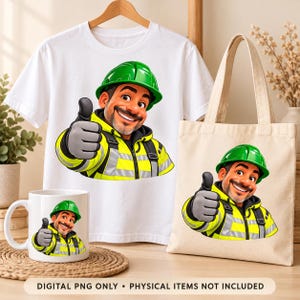 Pode incluir: Uma t-shirt branca, um saco de pano bege e uma caneca de cerâmica branca, cada um com uma ilustração gráfica de um trabalhador da construção civil sorridente com capacete verde e casaco amarelo de alta visibilidade, fazendo um sinal de positivo.