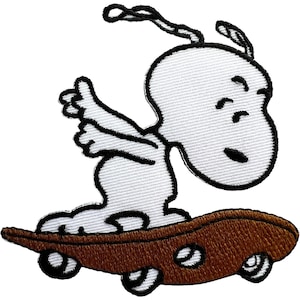 Peut inclure: Un écusson brodé représentant un chien de dessin animé blanc aux contours noirs, dans une pose dynamique sur un skateboard marron. Le chien a les bras étendus et les oreilles vers l'arrière, avec des détails noirs pour les yeux et la bouche.