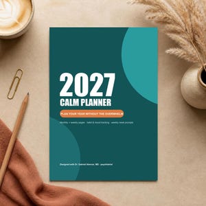 Pode incluir: Uma agenda 2027 Calm Planner em verde-azulado e verde-escuro com texto branco lendo 2027 CALM PLANNER, PLAN YOUR YEAR WITHOUT THE OVERWHELM, Monthly + weekly pages, habit & mood tracking, weekly reset prompts e Designed with Dr. Gabriel Alencar, MD, psychiatrist.