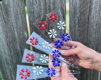 Glass garden stake (red/white/blue flowers)