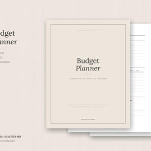 Peut inclure: Un planificateur budgétaire beige avec du texte noir affichant le titre Budget Planner, 12 months to take control of your money et Papier Pratique. Le document comprend plusieurs pages avec des sections lignées pour le suivi des factures et épargnes.