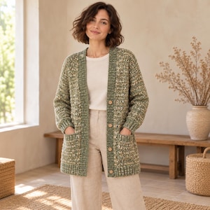 Könnte beinhalten: Eine grob gestrickte Strickjacke in Olivgrün, Creme und Braun mit V-Ausschnitt, langen Ärmeln, gerippten Bündchen und Saum, zwei aufgesetzten Vordertaschen und einer Knopfleiste mit vier hellen Holzknöpfen auf der Vorderseite.