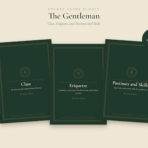 Op de afbeelding: Een bundel van drie donkergroene zakgidsen getiteld The Gentleman, met de ondertitels Class, Etiquette en Pastimes and Skills. Elke boekomslag toont goudkleurige tekst, een cirkelvormig embleem en een dunne rand op een groene achtergrond.