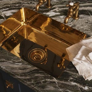 Lavabo da bar in ottone non laccato – Forma rettangolare, installazione sottotop, finitura oro lucido.