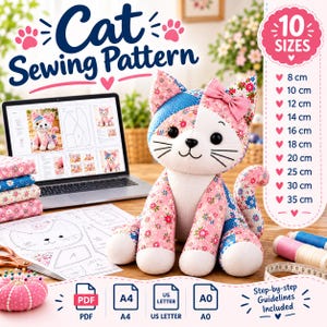 Könnte beinhalten: Ein Katzennäh-Schnittmuster mit einem Plüschkatzenspielzeug aus geblümtem Patchworkstoff und einer rosa Schleife. Das Bild zeigt einen Laptop mit Anleitungen, Papierschnittmuster, Nähzubehör und eine Liste von 10 Größen von 8 cm bis 35 cm.