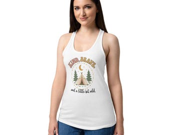 Camiseta sin mangas estilo nadadora con espalda cruzada "Amable, valiente y un poco salvaje", camiseta sin mangas con estampado de tienda de campaña estrellada, camiseta sin mangas para campamento de verano para mujer, regalo para líderes scouts