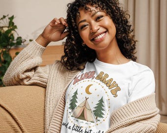 Camiseta informal "Amable, valiente y un poco salvaje", camiseta de camping con estampado de tienda de campaña estrellada, camiseta de corte relajado para mujer, regalo para líderes scouts