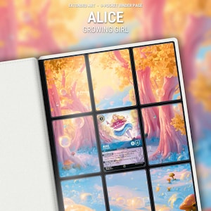 Könnte beinhalten: Eine 9-Taschen-Ordnerseite mit erweiterter Kunst aus dem Alice Growing Girl Sammelkartenspiel. Die Seite zeigt eine durchgehende, lebendige Waldszene mit rosa Bäumen, goldenen Blättern und schwebenden Seifenblasen um eine Alice-Karte.