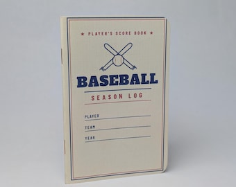 Może przedstawiać: Kremowy notatnik do zapisywania wyników meczów baseballowych z niebiesko-czerwonym wzorem graficznym. Okładka zawiera tekst PLAYER'S SCORE BOOK, BASEBALL i SEASON LOG oraz linie na PLAYER, TEAM i YEAR. Pośrodku znajduje się grafika przedstawiająca dwa skrzyżowane kije i piłkę.