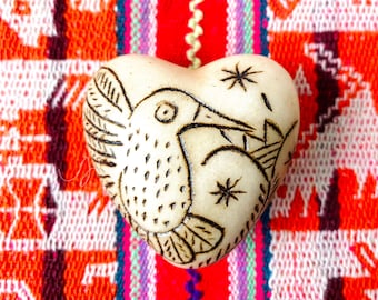 Cuore di chumpi peruviano intagliato a mano con colibrì Siwar Q'enti in pietra di alabastro + borsa andina in omaggio