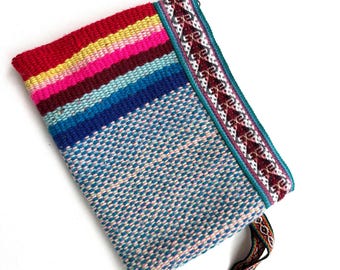 Peruvian pouch made from handwoven frazada textile - RT17