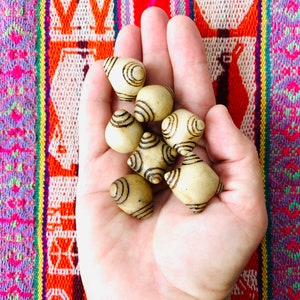 Ensemble de 7 petites pierres péruviennes CHUMPI KHUYA sculptées à la main dans de l&#39;albâtre + sac andin gratuit