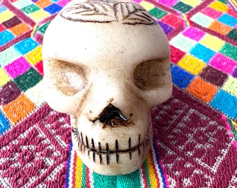 Peruvian skull hand carved in alabaster stone + free Andean bag