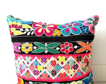 ペルーのアップサイクル刺繍入りポレラ生地を使用したハンドメイドの