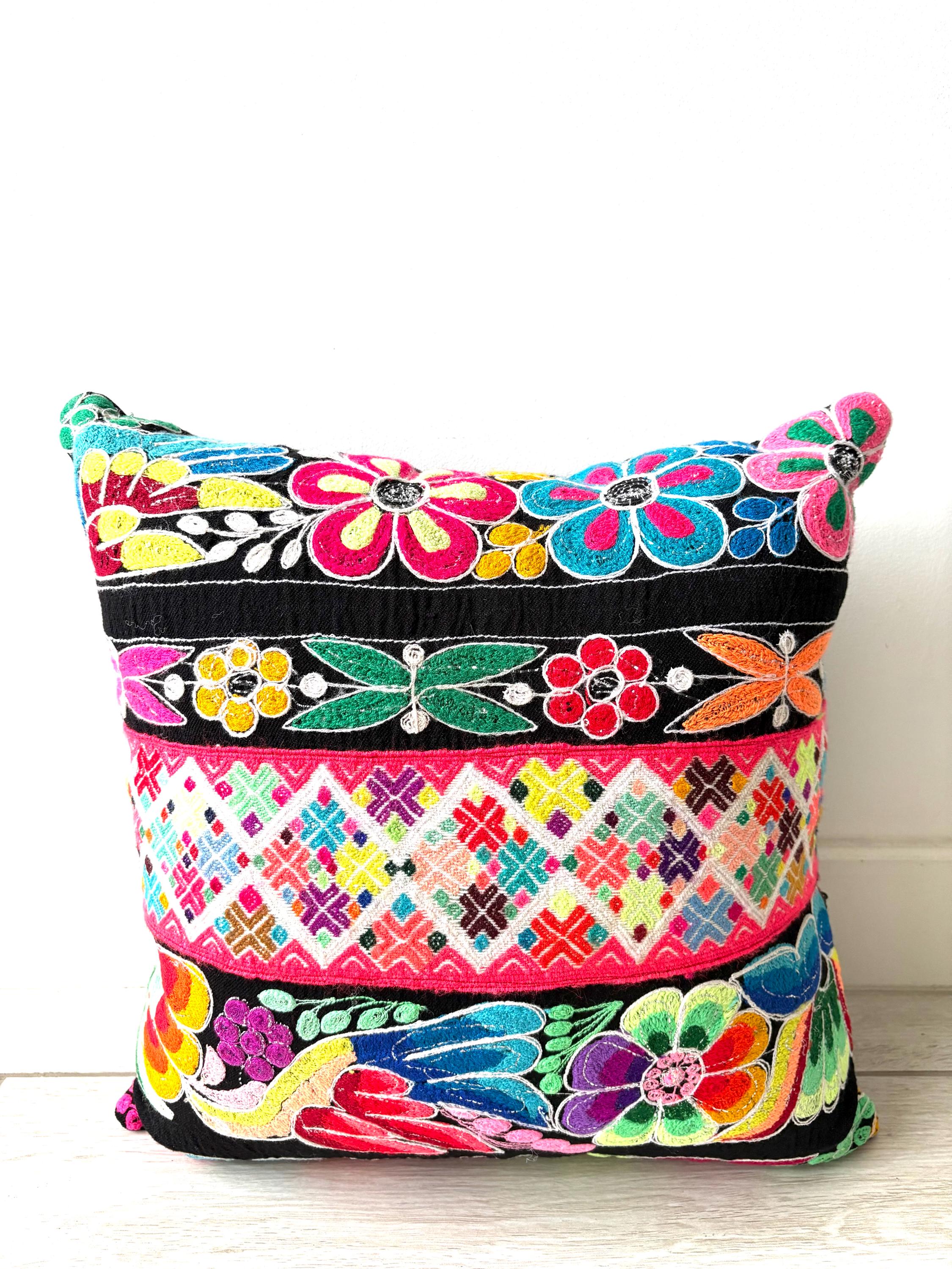 ペルーのアップサイクル刺繍入りポレラ生地を使用したハンドメイドの