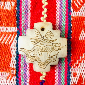 Trilogie andine péruvienne amulette Chakana talisman sculpté à la main en albâtre + sac andin gratuit