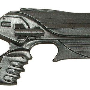 Farscape peacekeeper pulse pistol resin movie prop fully hand painted. image 1