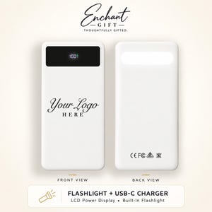 Può includere: Un power bank bianco con uno schermo LCD nero che mostra 100 percento di carica. La parte anteriore presenta il testo Your Logo HERE, mentre il retro mostra i simboli CE, FC e di riciclaggio. Include una torcia integrata e una porta USB-C.