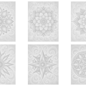 K&ouml;nnte beinhalten: Ein Set aus sechs rechteckigen Drucken mit hellgrauen, einfarbigen Mandala- und geometrischen Mustern. Jeder Druck zeigt ein einzigartiges symmetrisches Design, darunter bl&uuml;tenartige Mandalas, ein sternf&ouml;rmiges Motiv und eine Blume des Lebens.
