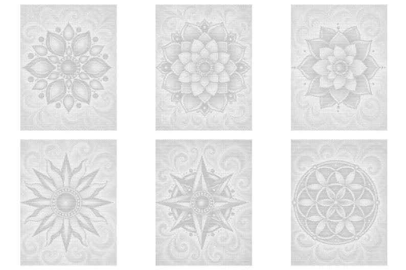 K&ouml;nnte beinhalten: Ein Set aus sechs rechteckigen Drucken mit hellgrauen, einfarbigen Mandala- und geometrischen Mustern. Jeder Druck zeigt ein einzigartiges symmetrisches Design, darunter bl&uuml;tenartige Mandalas, ein sternf&ouml;rmiges Motiv und eine Blume des Lebens.