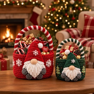 Puede incluir: Dos cestas redondas de ganchillo con asas. La cesta grande es roja con copos de nieve blancos y un gnomo rojo con barba blanca. La cesta pequeña es verde con árboles bordados y un gnomo verde con barba blanca. Ambas contienen dulces navideños.