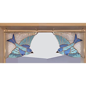 Könnte beinhalten: Ein Buntglas-Fensterpaneel mit zwei symmetrischen, fliegenden blauen Vögeln, gefertigt aus verschiedenen hell- und dunkelblauen Glasstücken, die durch feine Metalllinien verbunden sind, eingefasst in einen rechteckigen Rahmen mit klarem Strukturglas.