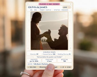 Könnte beinhalten: Eine rechteckige Karte mit einem Foto eines Paares während eines Heiratsantrags. Der Text lautet PLAYER 2 HAS JOINED, OLIVIA & JAMES, POWER COUPLE, STATUS: ENGAGED, COUPLE STATS, Chemistry 99, Proposal Nerves 100, Wedding Planning 12.
