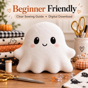 Könnte beinhalten: Ein weißes Plüsch-Geisterspielzeug mit schwarzen gestickten Augen, einem kleinen Lächeln und rosa Wangen. Der Text darüber lautet Beginner Friendly, Clear Sewing Guide, Digital Download, umgeben von kleinen Herz- und Strichillustrationen.