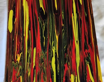 Peut inclure: Une toile rectangulaire présentant une peinture acrylique abstraite avec des traînées verticales de jaune vif, de rouge éclatant, de noir profond et de brun foncé qui se mélangent et se chevauchent pour créer un effet fluide et marbré.