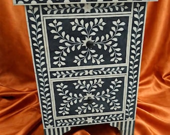 Mesita de noche con incrustaciones de hueso azul y blanco y dos cajones, mesa auxiliar floral, muebles de dormitorio artesanales.