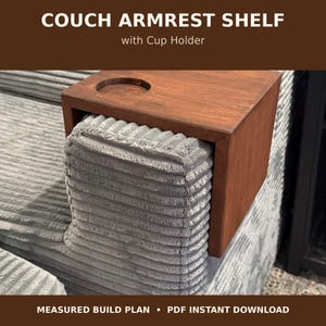 Könnte beinhalten: Ein braunes Couch-Armlehnenregal aus Holz mit einer kreisförmigen Aussparung für einen Getränkehalter, passend für eine graue Armlehne aus Cord. Der Text COUCH ARMREST SHELF with Cup Holder und MEASURED BUILD PLAN PDF INSTANT DOWNLOAD ist sichtbar.