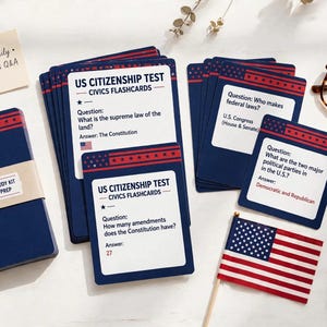 Könnte beinhalten: Ein Set von US-Einbürgerungstest-Lernkarten mit blau-weiß-roten Flaggenmotiven. Die Karten enthalten Fragen und Antworten zur Verfassung und Regierung. Beinhaltet eine kleine amerikanische Flagge, eine Brille und einen Stift.