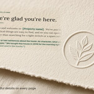 Peut inclure: Une carte en papier textur&eacute; couleur cr&egrave;me aux bords effiloch&eacute;s avec le texte 01 - WELCOME, We're glad you're here., et des espaces r&eacute;serv&eacute;s pour les d&eacute;tails. Un motif de feuille en relief circulaire est &agrave; droite. Le texte en bas indique Thoughtful details on every page.