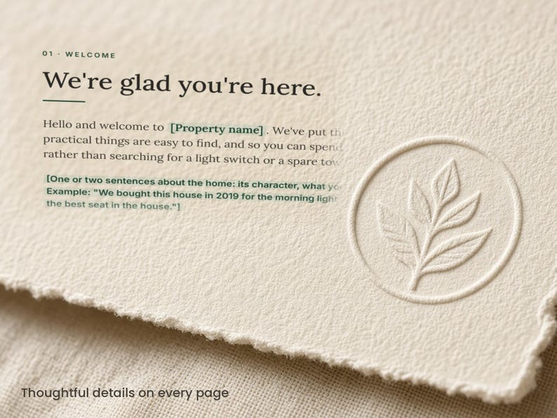 Peut inclure: Une carte en papier textur&eacute; couleur cr&egrave;me aux bords effiloch&eacute;s avec le texte 01 - WELCOME, We're glad you're here., et des espaces r&eacute;serv&eacute;s pour les d&eacute;tails. Un motif de feuille en relief circulaire est &agrave; droite. Le texte en bas indique Thoughtful details on every page.