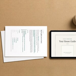 Peut inclure: Un document imprim&eacute; blanc intitul&eacute; We're glad you're here et une tablette affichant une page de couverture num&eacute;rique intitul&eacute;e Your House Guide. L'ensemble comprend un crayon en bois, une pince en m&eacute;tal dor&eacute; et une bobine de ficelle.