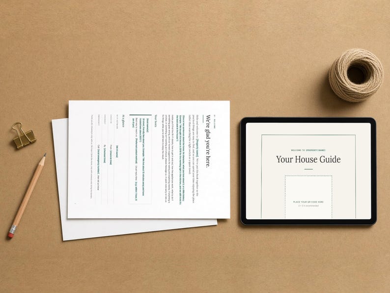 Peut inclure: Un document imprim&eacute; blanc intitul&eacute; We're glad you're here et une tablette affichant une page de couverture num&eacute;rique intitul&eacute;e Your House Guide. L'ensemble comprend un crayon en bois, une pince en m&eacute;tal dor&eacute; et une bobine de ficelle.