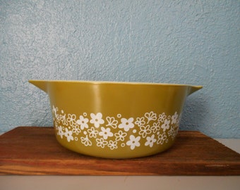 Pyrex Crazy Daisy Spring Blossom casserole , Milk glass ovenware, Retro kitchen, Vintage Pyrex, 2.5 quart Pyrex