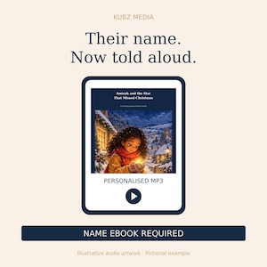 Può includere: Un display digitale con il testo KUBZ MEDIA, Their name. Now told aloud., e NAME EBOOK REQUIRED. L'immagine centrale mostra un bambino in una scena invernale che tiene una stella luminosa, intitolato Amirah and the Star That Missed Christmas, etichettato come PERSONALISED MP3 con un'icona di riproduzione.