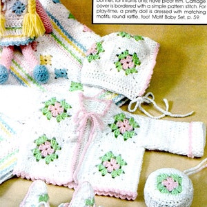 Può includere: Un set per neonato all'uncinetto in colori pastello delicati, composto da una giacca, un cappello, scarpine e un sonaglio. Il set presenta delicati motivi floreali in rosa e verde.