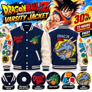 Op de afbeelding: Een marineblauw en crèmekleurig varsity-jack met Dragon Ball Z-borduursels. De voorkant toont een groene drakenpatch en rode tekst, terwijl de achterkant een grote blauwe drakengrafiek bevat. De mouwen zijn versierd met diverse ronde patches.