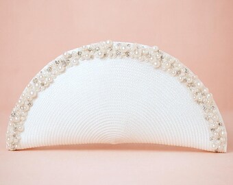 Pearl bridal clutch for wedding day. Off-white evening straw handbag