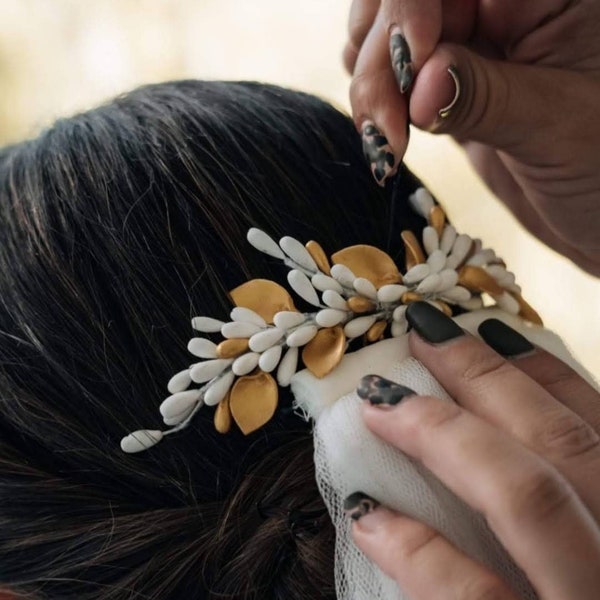 Peineta de novia con pistilos y hojas de porcelana, Pequeño tocado invitada boda