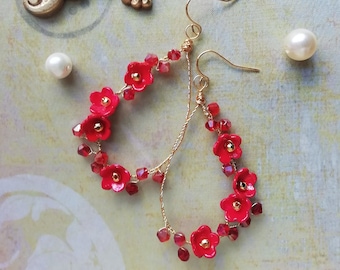 Boucles d’oreilles rouges avec fleur de porcelaine et cristaux