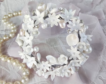 Perle e spilla da sposa floreale bianca di cristallo, spilla con fiore in porcellana