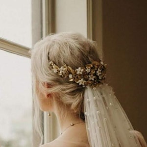 Bruidshoofddeksel met porseleinen bloemen, stampers en bladeren