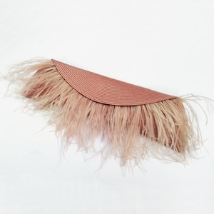 Clutch Fiesta con Plumas para Boda - Bolso de Paja con Solapa