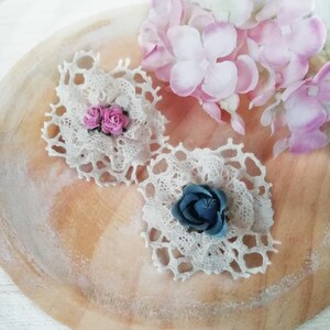 Blumen Haarspangen mit Elfenbein Spitze und Rosen - Taufe, Kommunion und Blumenmädchen Haarnadeln