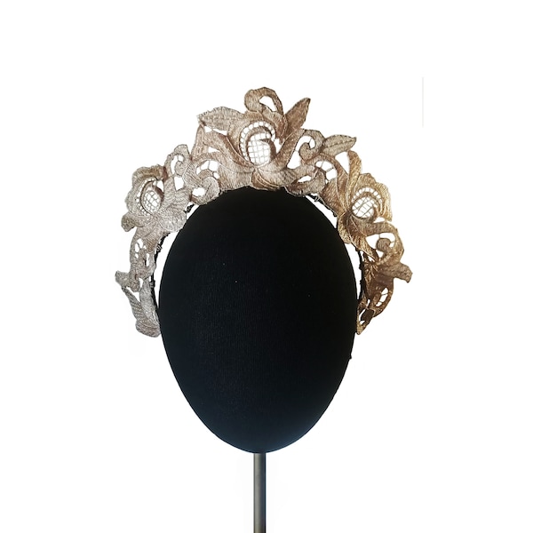 Corona novia con encaje dorado estilo renacentista, Diadema halo floral para invitada boda